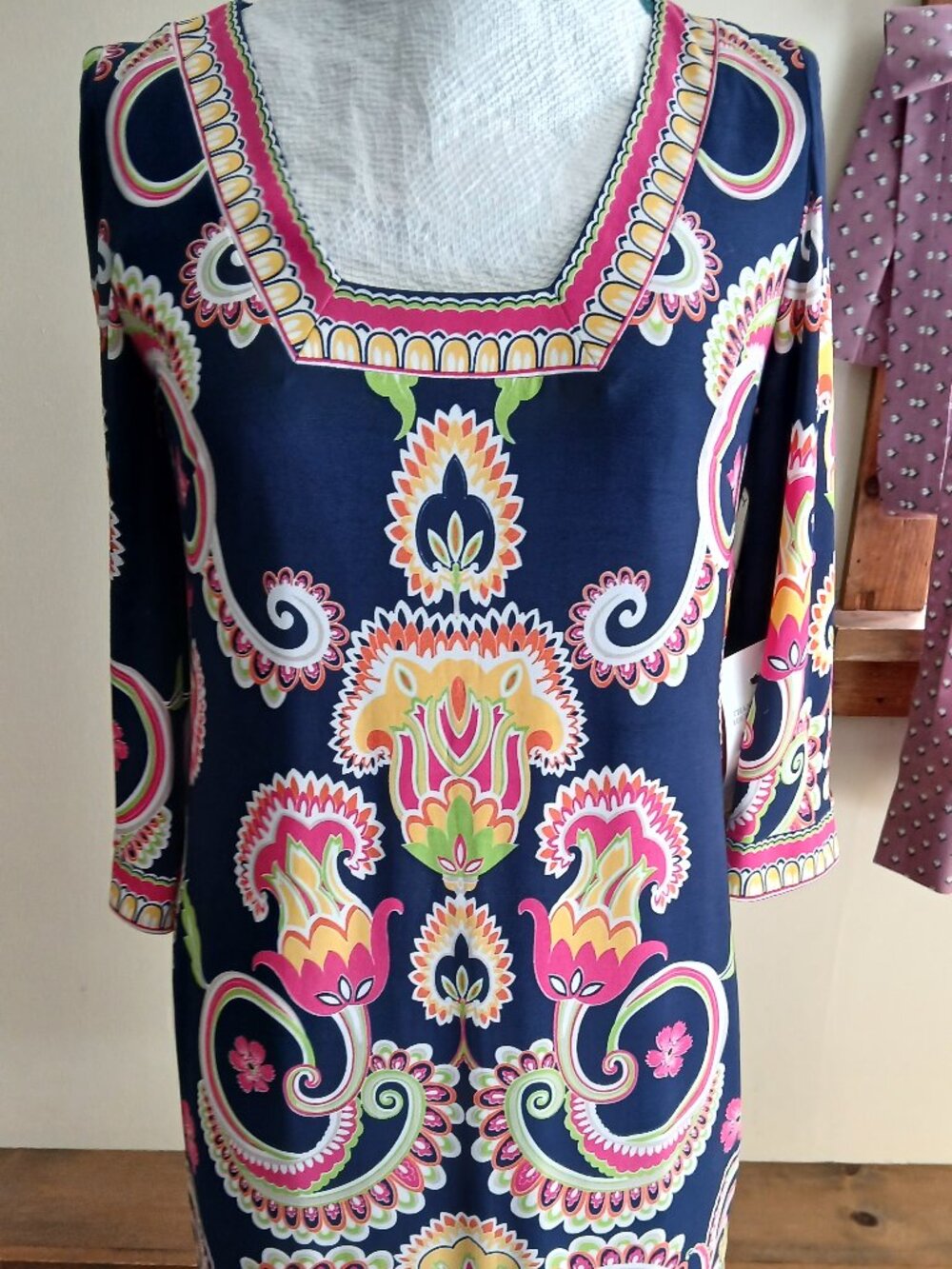 Laundry by Shelli Segal NWT Size 6 Beautiful stylish dress with zippered back